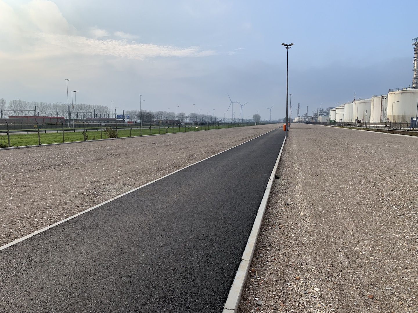 Voetpad op de tijdelijke parkeerplaats in de Botlek 