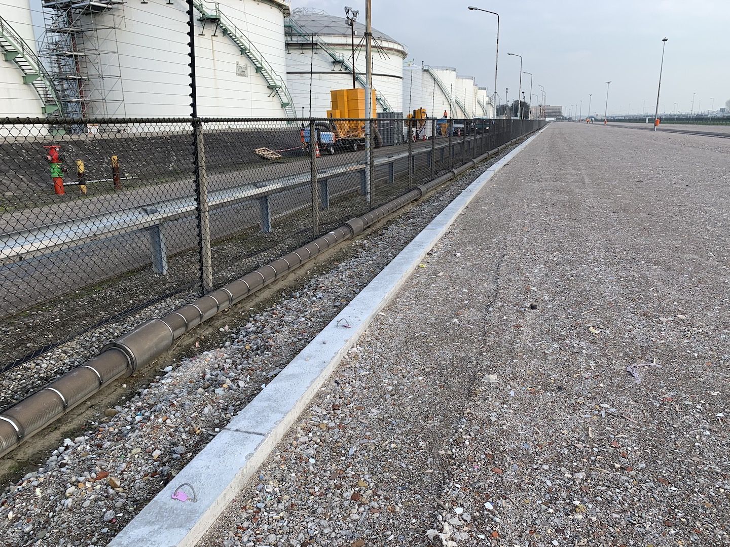Stikstof leiding naast de parkeerplaats beschermd door een afzetrand